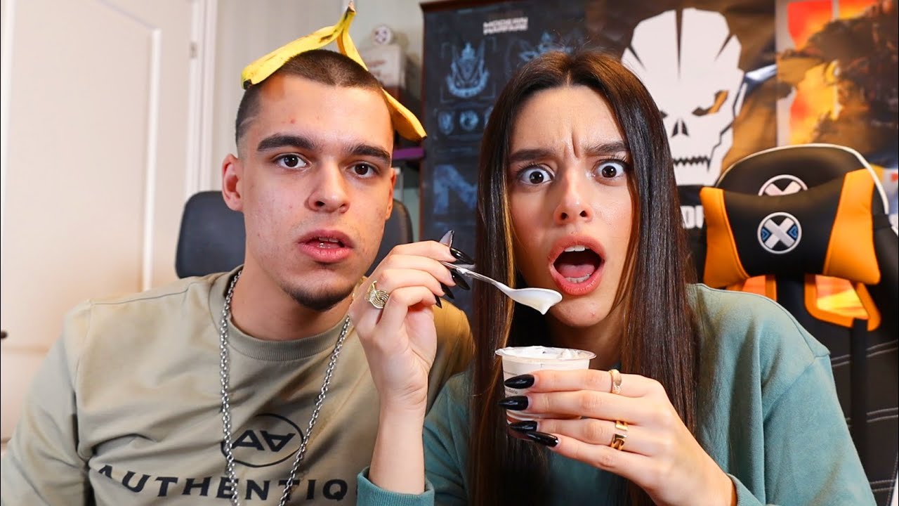 COMIENDO EN ASMR CON MI HERMANO - Marta