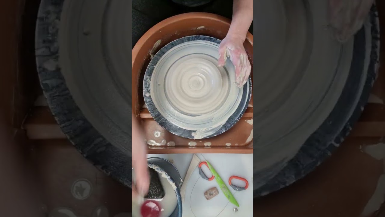 Pottenbakken een bord draaien met een opstaande rand