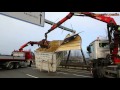 Lkw mit Container rammt einen Überkopfwegweiser