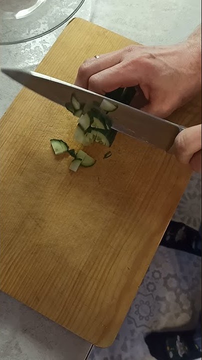Быстро измельчаю огурец... Живой звук. #кухня #коротко_и_ясно #взгляд ...