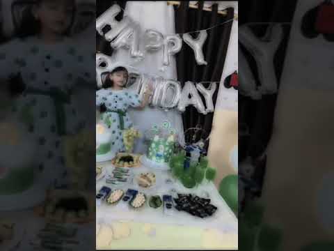 تدللي ياصغيرتي فأنت أزهى من الورد وأجمله