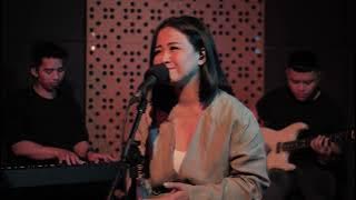 Download lagu Astrid - Tak Bisa Kembali (Live Session)