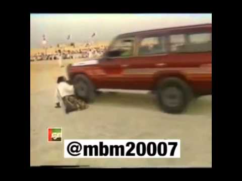 رجل عربي تمشي من فوق يده جيب 