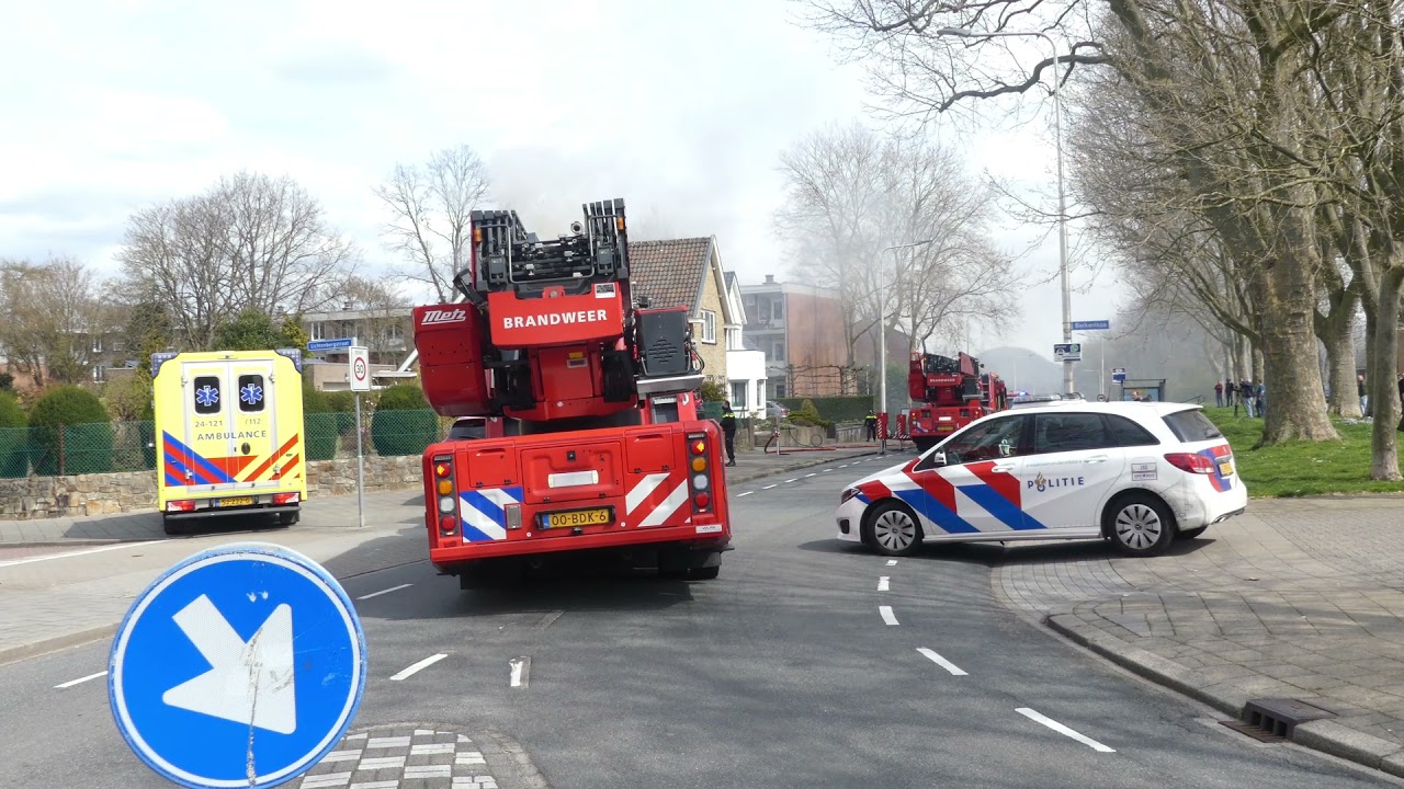 Middel Brand beelden TP Brandweer Heerlen + Ambu komt met spoed terplaatse bij een woningbrand.