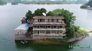 A four-story building is built on an isolated island in Guizhou without a bridge.