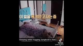 TAEKOOK SLEEPING TOGETHER💚🐻🐰💜