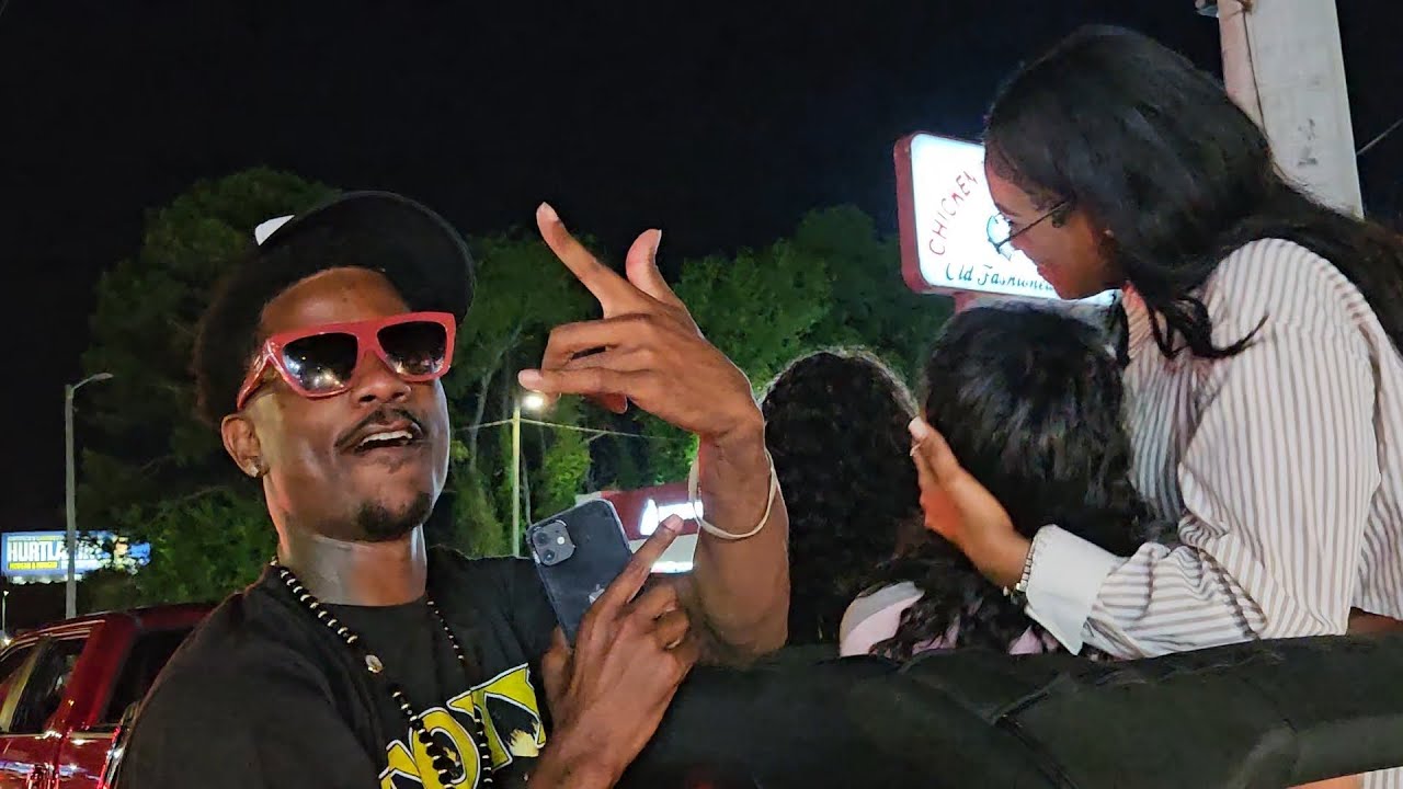 Вечеринка на улице Гленвуд-роуд в восточной части Атланты 