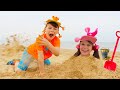 모래 아드리아나 과 재미있는 이야기 모음 Adriana and Ali on the beach! Playing with Sand and other Kids Toys Stories
