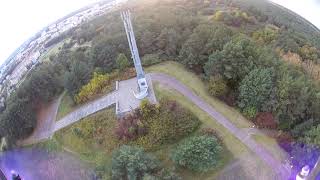 Latamy Z Bratem Przy Pomniku