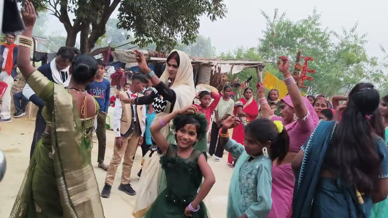 #बैंड बाजा 🥁 अपन बलमा न देवे उधर छोटी नन्दी गाने की धुन पर खूबसूरत म्यूजिक पर जोरदार डांस 