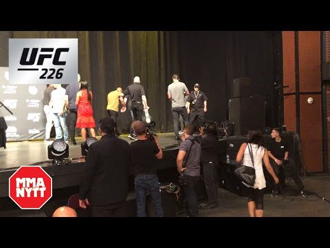 Cormier Hobbles Off Stage Following Fall After UFC 226 Press Conference