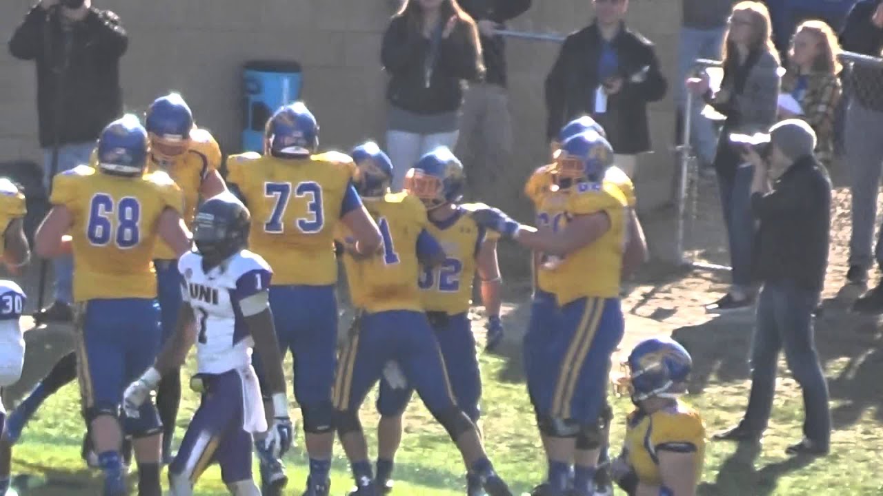 TARYN CHRISTION PASSES TO CONNOR LANDBERG FOR A TOUCHDOWN!!