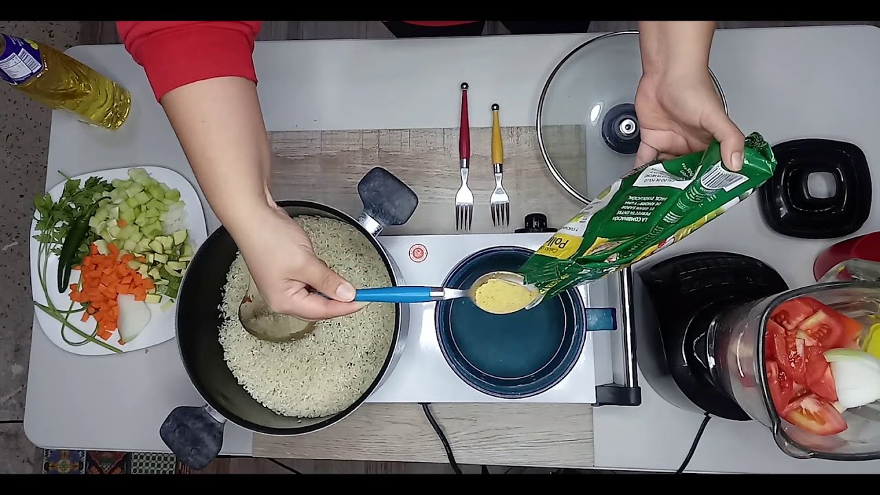 Primer plano de una olla para cocinar arroz en un quemador de gas