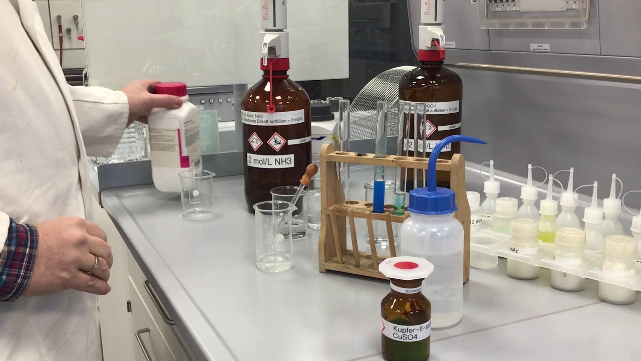 Kupfersulfat (in Lösung) reagiert mit Natronlauge und Ammoniak (in ...