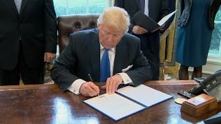 Trump signs oil pipeline executive actions