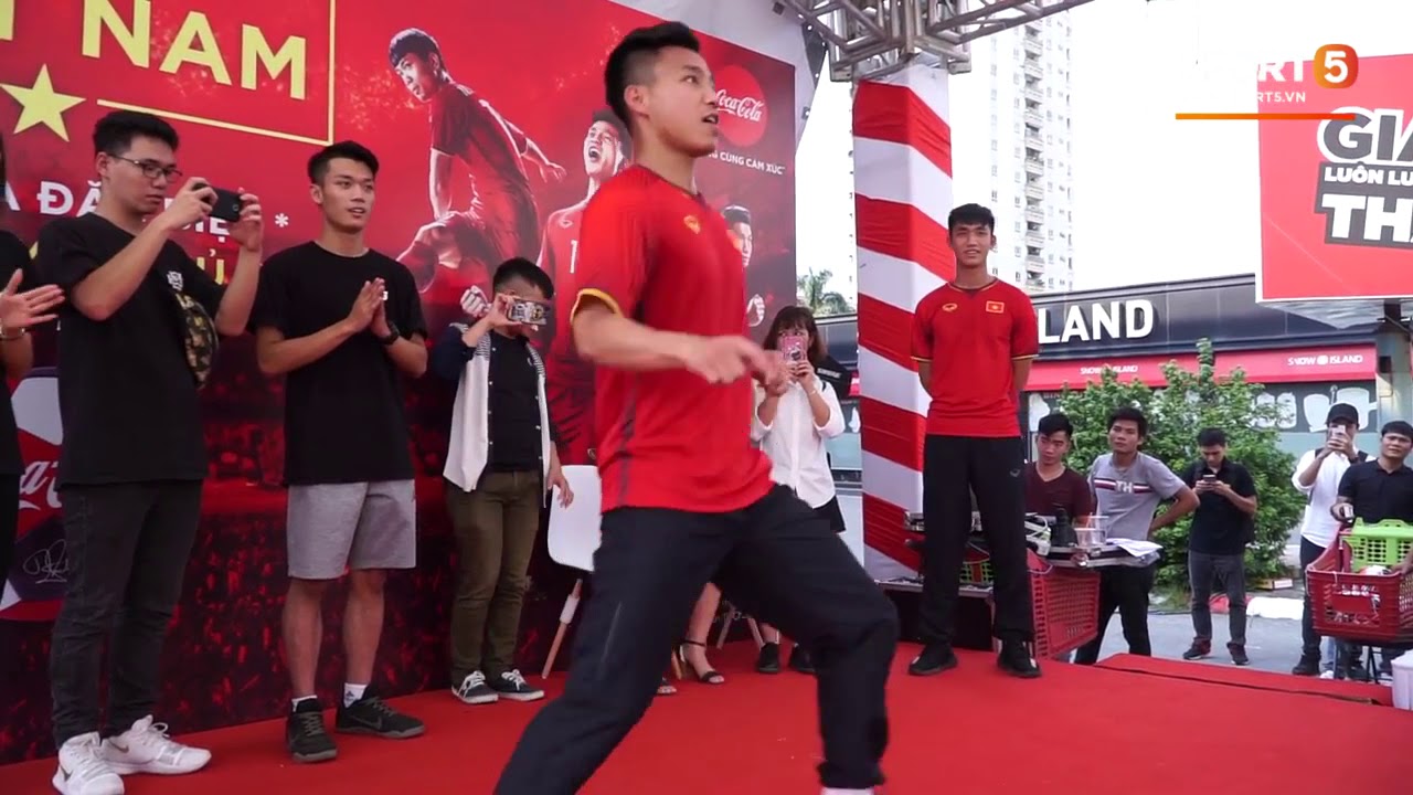 Văn Thanh nhí nhảnh tái hiện phong cách ăn mừng của nhà vô địch World Cup
