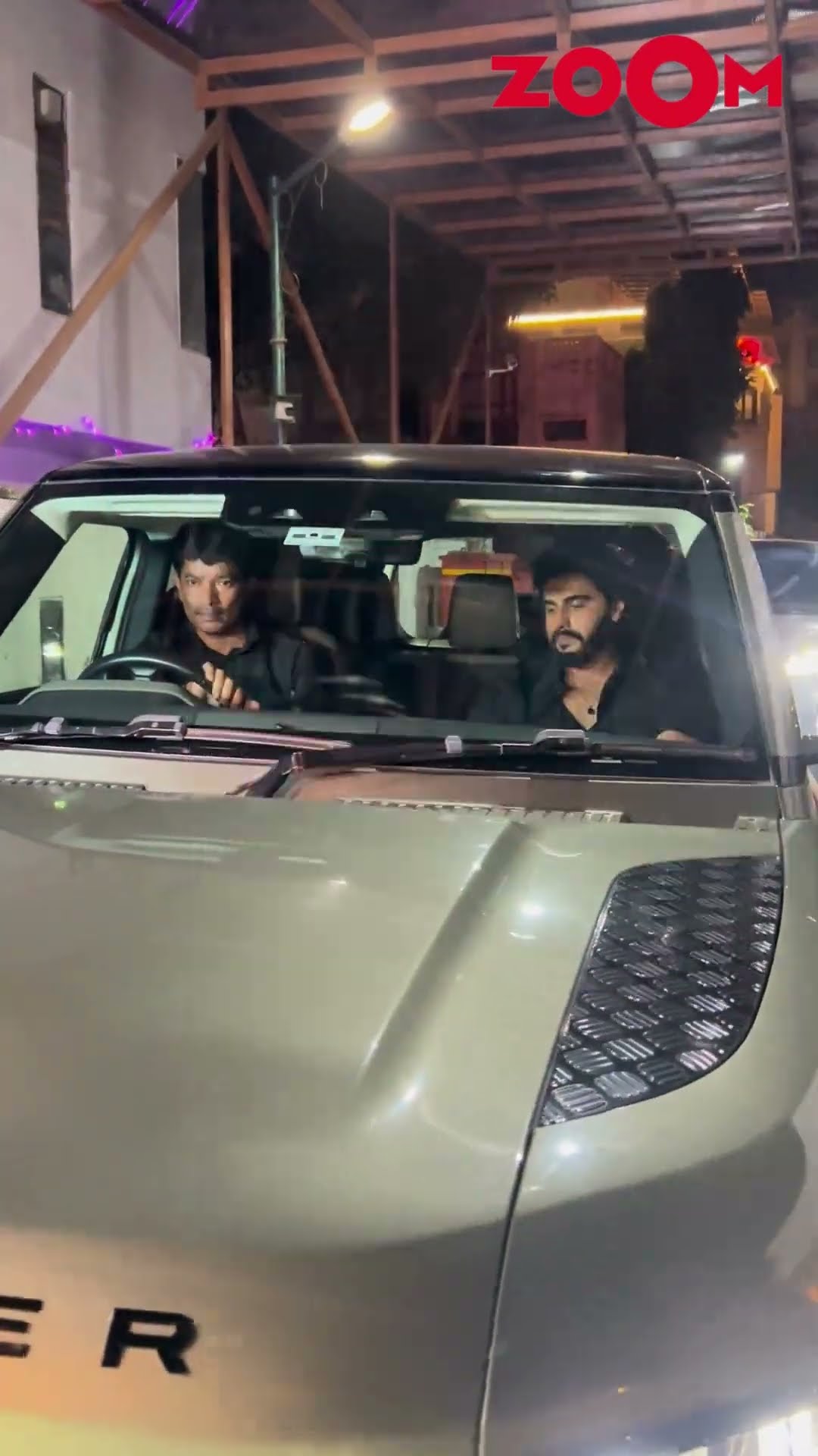 Arjun Kapoor WAVES to the paps outside as spotted Arti Shetty's house in Juhu #arjunkapoor #shorts