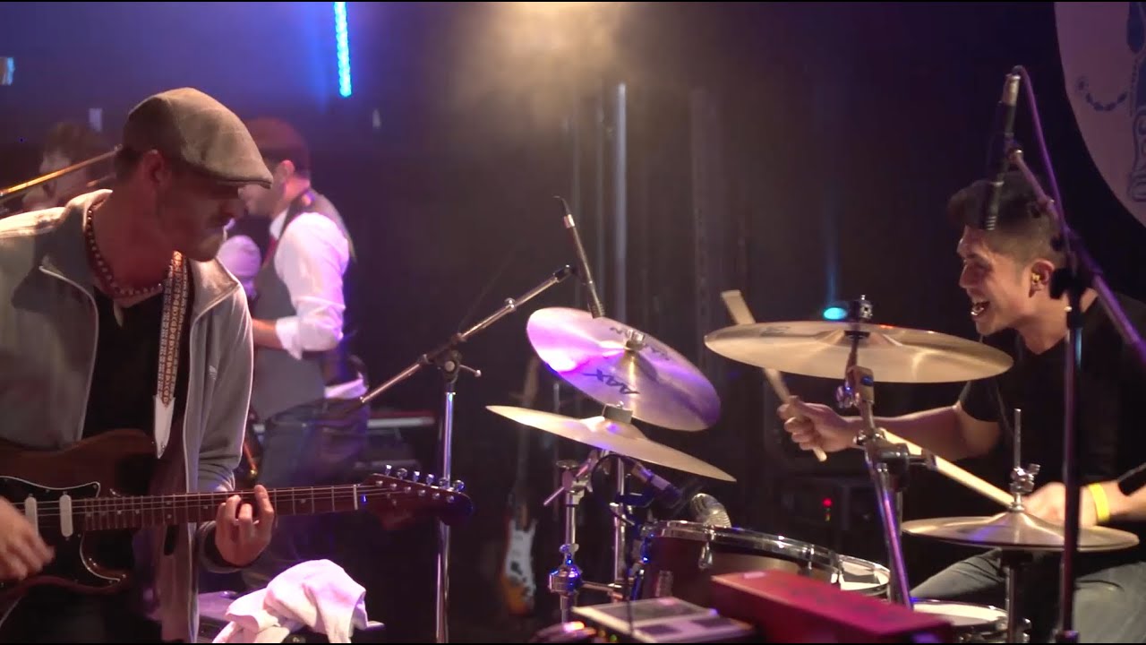 Fire Burning - KC Roberts & The Live Revolution auf YouTube ansehen Fire Burning - KC Roberts & The Live Revolution auf YouTube ansehen