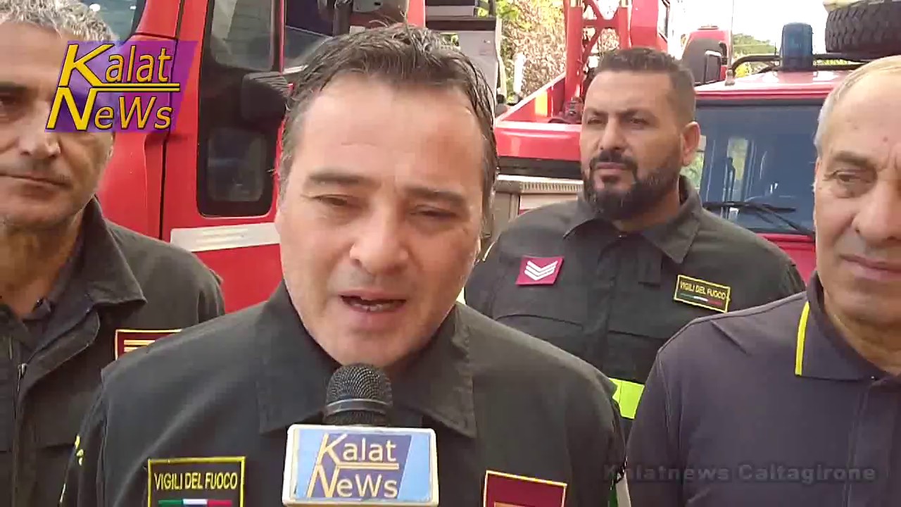Caltagirone, il cordoglio dei vigili del fuoco a sirene spiegate per la tragedia di Alessandria