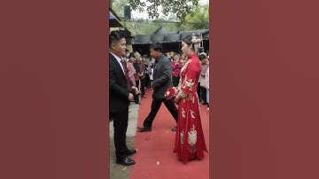 một đám cưới nông thôn khác , cô dâu chú rể bái đường có hai họ tham dự.