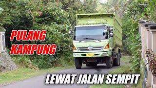 Dump Truk Hino Tronton Lewat Jalan Sempit