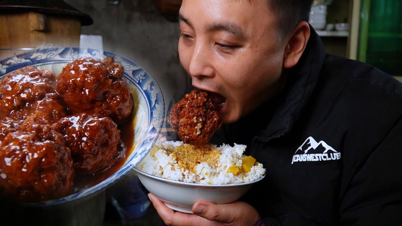 红烧狮子头，汤汁拌饭。就这一盘，米饭又要遭殃了，看饿了