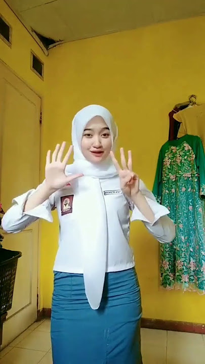 TIKTOK JILBAB SMA SUPER CANTIK PAKAI ROK KETAT GOYANG HOT 🤤 #shorts #ytshorts