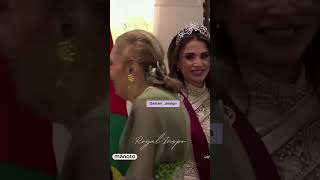 Queen Rania looking with admiration at the muse of elegance Queen Farah Pahlavi