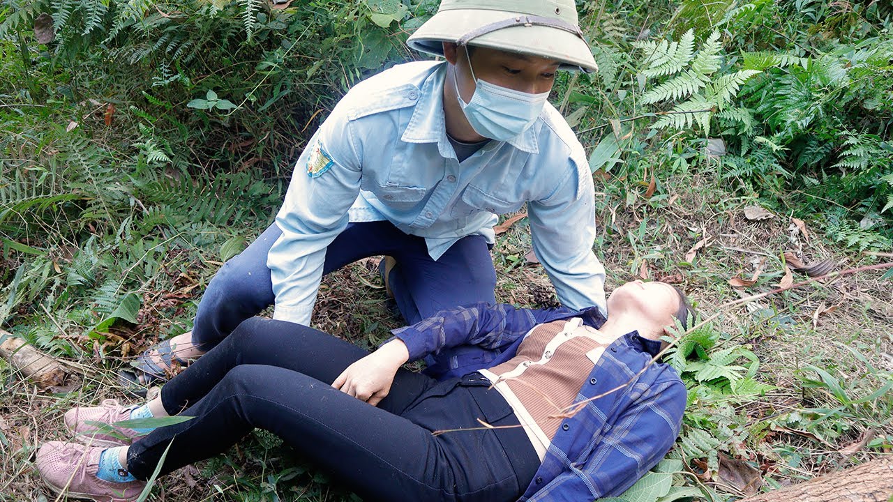 Fainted While Gathering Firewood in The Green Forest, Nhinh Was Rescued by a Kind-hearted Man