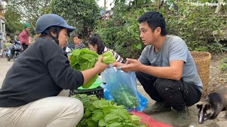 A clever civet helped a man and followed him to the market to sell his vegetables.