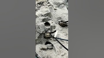 A piston-type rock splitter with powerful rock-breaking power
