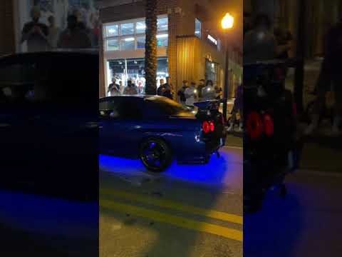 R34 skyline peels out leaving ace cafe