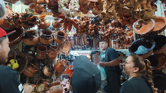 Platos de barro vajillas ollas souvenirs en el mercado artesanal alfarería  cerámica eslava arcilla ware