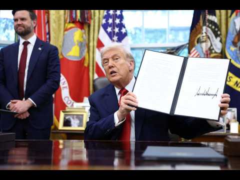 特朗普正式签署TikTok协议:美企接管,还想全部推送MAGA内容?|新闻特写20250926