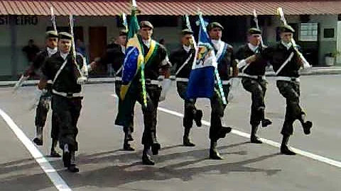 Como segurar a Bandeira Nacional?