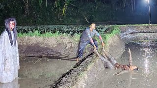 Prank Paling Lucu !!! Funny Ghost Prank Playing in the Mud