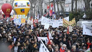 Réforme des retraites : des manifestations peu fournies à Paris et en province contre le 49-3