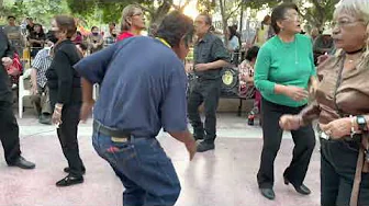 Plaza de Armas. Domingo de baile. "La Gorda"