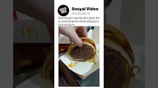 Hamburger Sipariş Eden Genç Kızen Önemli Şeyin Ek Olduğunu Fark Etmiş