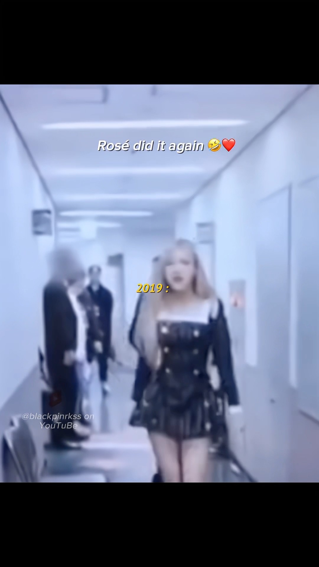 It seems like one of Rosé's hobbies is singing backstage!! ?️? #blackpink #rosé