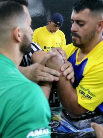 Arnold toproll Arm Wrestling