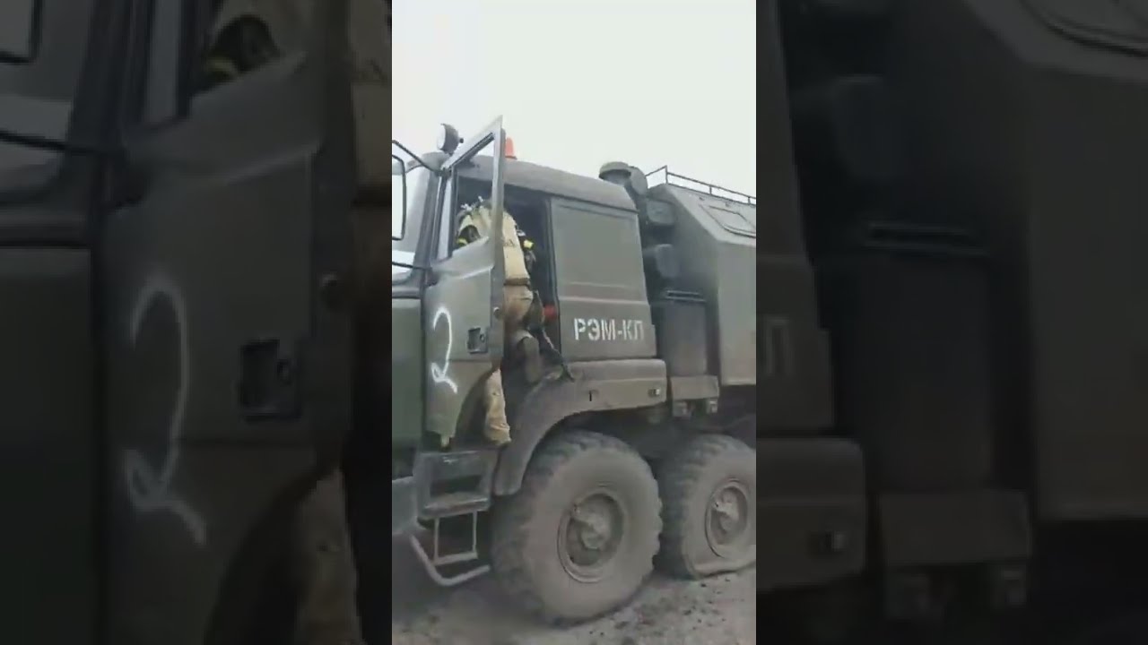 Russian convoy ambushed by Ukrainian Territorial Defense units supposedly in the Sumy region.