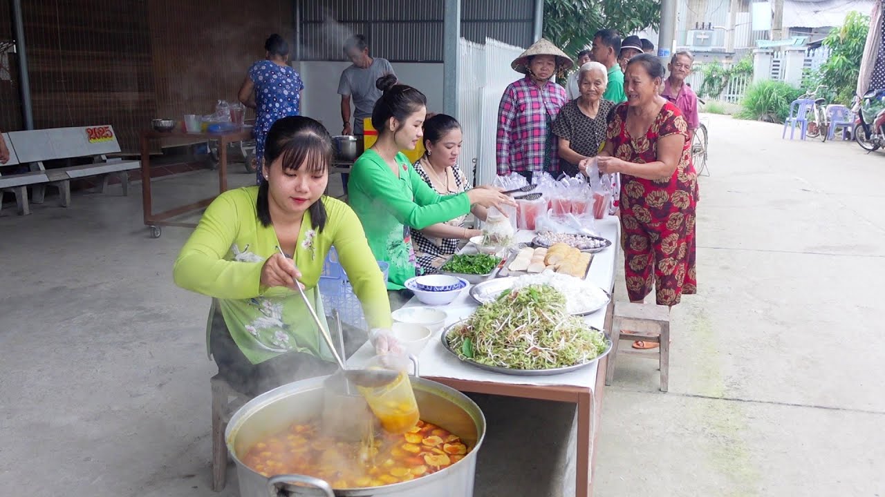 Ngày Mùng 1 Nấu Nồi Bún Huế Chay Thơm ngon Tặng Bà Con từ Tấm Lòng Dì Ngọc Trinh | HQ #1603