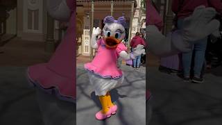 Daisy Duck’s Cute Walk is just too adorable! 🤩💕