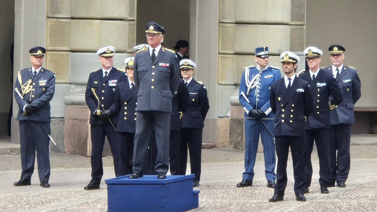 Filmsnuttar från Kungens födelsedagsfirande på borggården Kungliga Slottet Stockolm 250430
