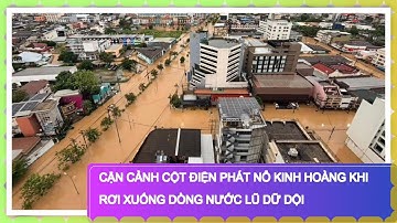 Cận cảnh cột điện phát nổ kinh hoàng khi rơi xuống dòng nước lũ dữ dội