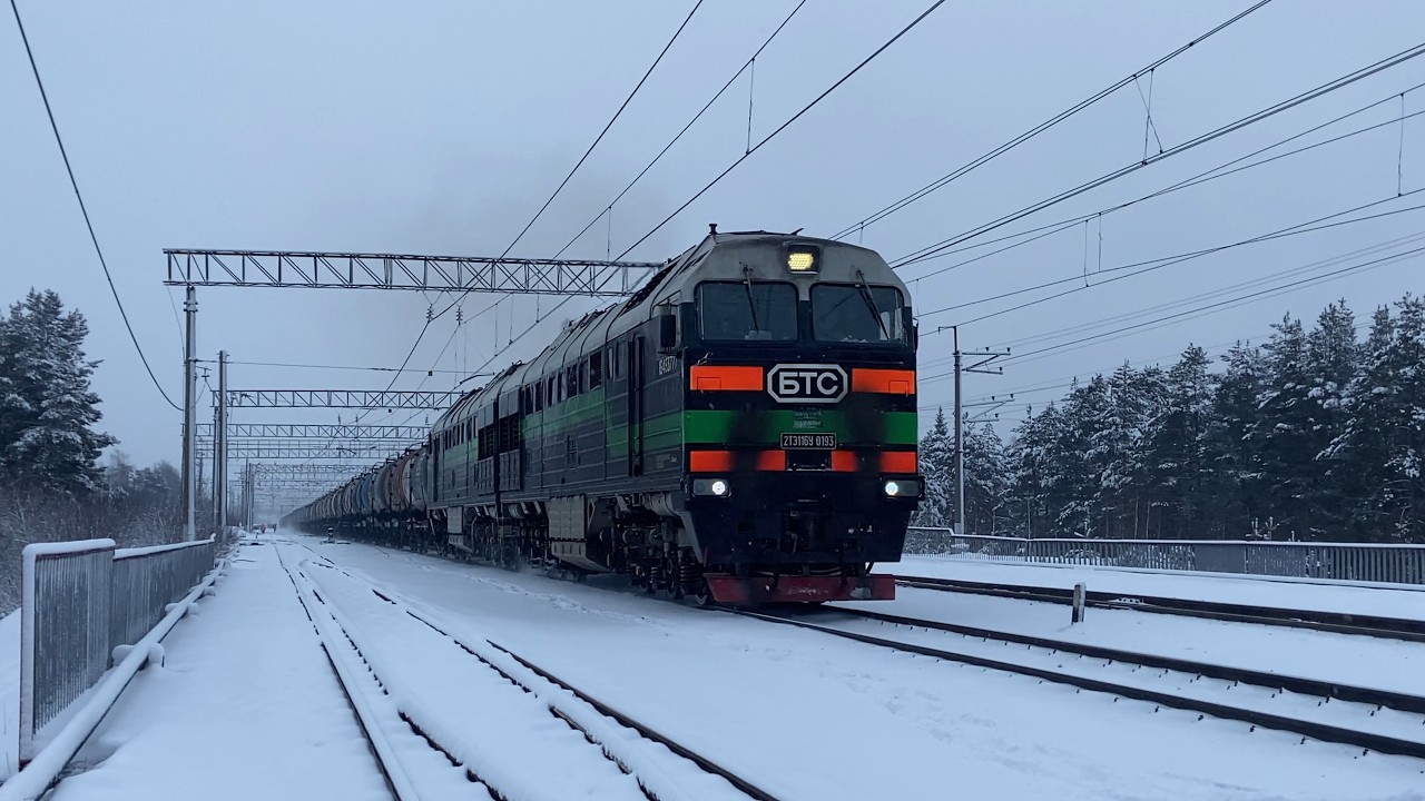 2ТЭ116У-0193 С Грузовым поездом проезжает станцию Луга