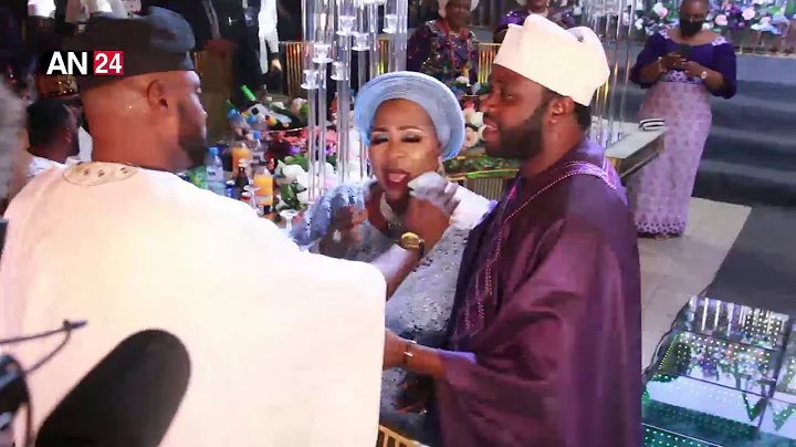 MOMENT ODUNLADE ADEKOLA TEASES FEMI ADEBAYO WHILE SPRAYING MADAM SAJE AT LATEEF ADEDIMEJI’S WEDDING