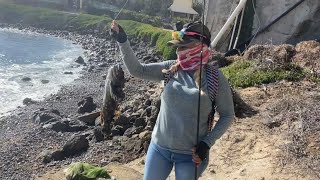 Pescando en la playa rocosa del Hotel CALAFIA de Rosarito