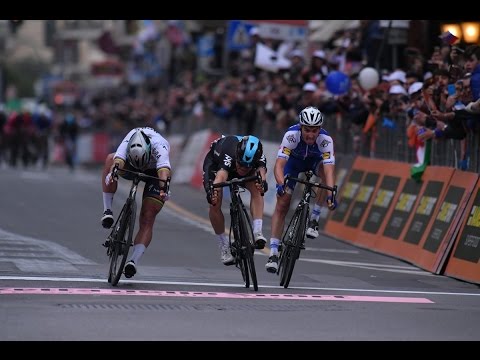 Video: Fernando Gaviria fuera de Milán-San Remo con la mano rota